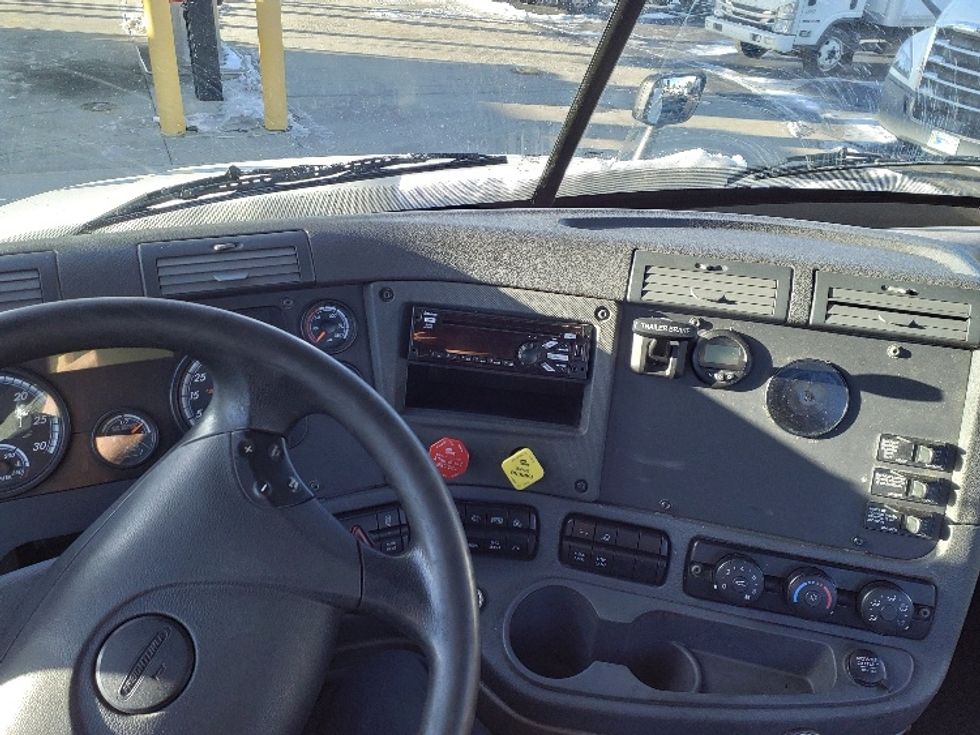 Day Cab Tractor-Heavy Duty Tractors-Freightliner-2019-Cascadia 12564ST-Norton-MA-413,218\n\t\tmiles-$ 37,500 - Image 11