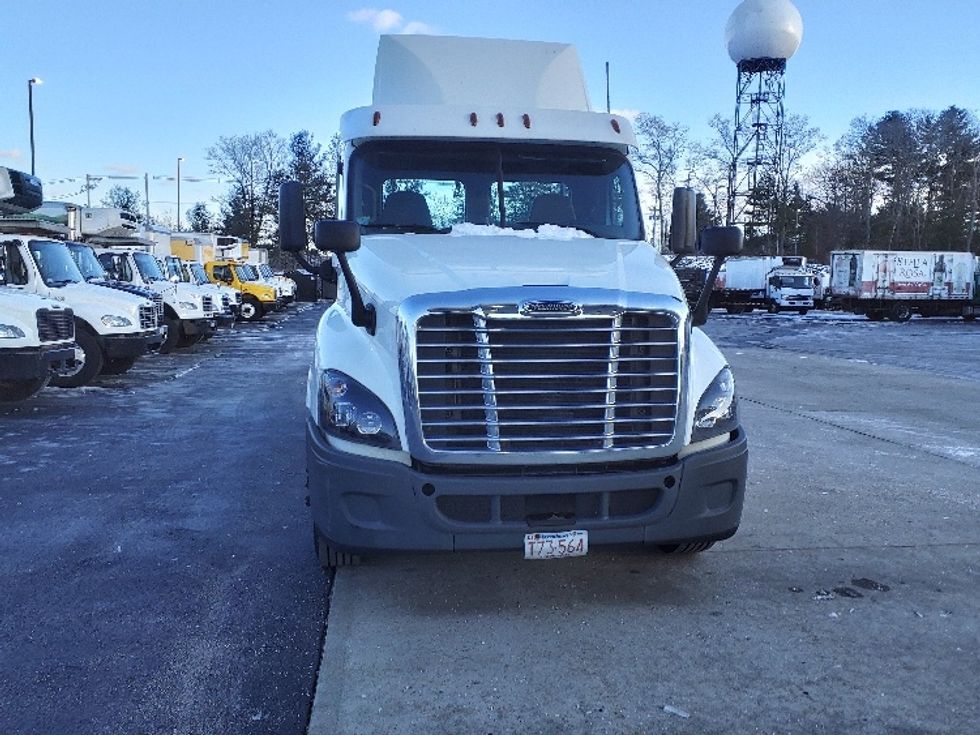 Day Cab Tractor-Heavy Duty Tractors-Freightliner-2019-Cascadia 12564ST-Norton-MA-413,218\n\t\tmiles-$ 37,500 - Image 17