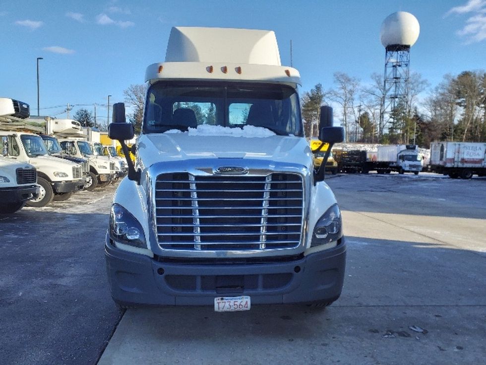 Day Cab Tractor-Heavy Duty Tractors-Freightliner-2019-Cascadia 12564ST-Norton-MA-413,218\n\t\tmiles-$ 37,500 - Image 2