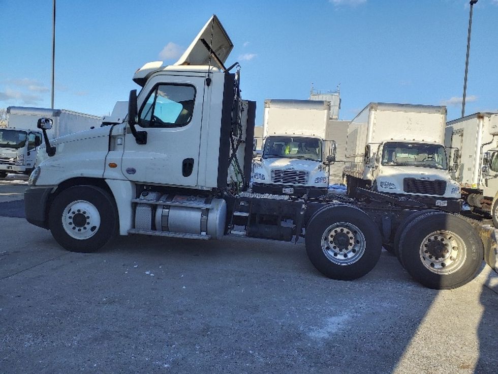 Day Cab Tractor-Heavy Duty Tractors-Freightliner-2019-Cascadia 12564ST-Norton-MA-413,218\n\t\tmiles-$ 37,500 - Image 4