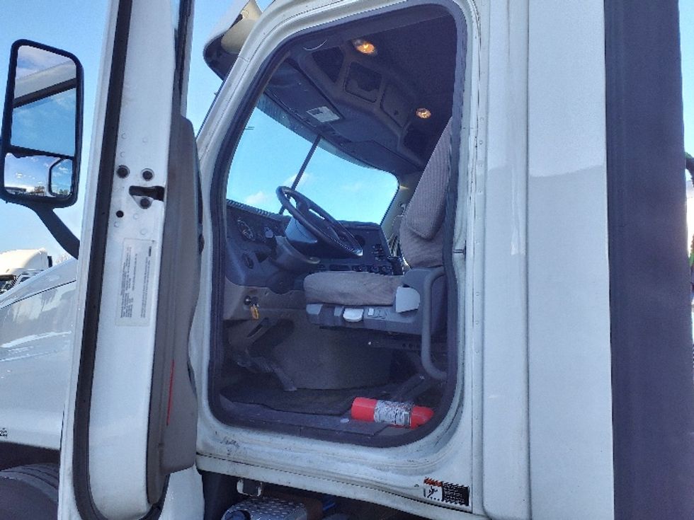 Day Cab Tractor-Heavy Duty Tractors-Freightliner-2019-Cascadia 12564ST-Norton-MA-413,218\n\t\tmiles-$ 37,500 - Image 9