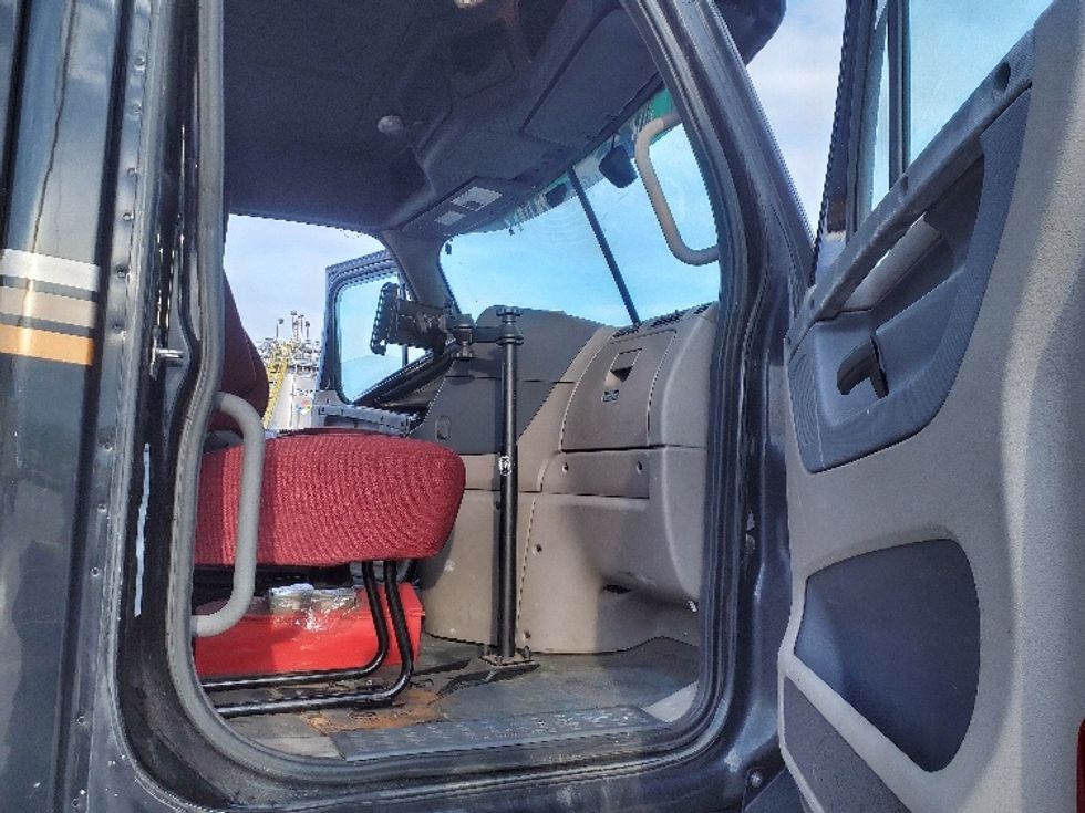 Day Cab Tractor-Heavy Duty Tractors-Freightliner-2019-Cascadia 12564ST-Norton-MA-418,974\n\t\tmiles-$ 40,500 - Image 12