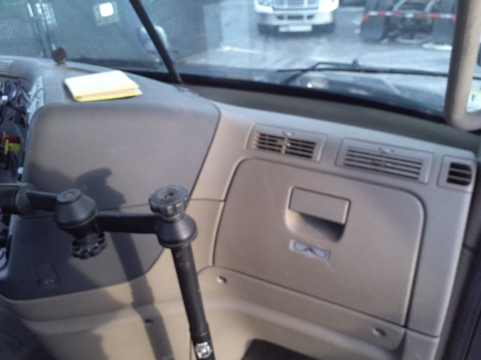 Day Cab Tractor-Heavy Duty Tractors-Freightliner-2019-Cascadia 12564ST-Norton-MA-418,974\n\t\tmiles-$ 40,500 - Image 13