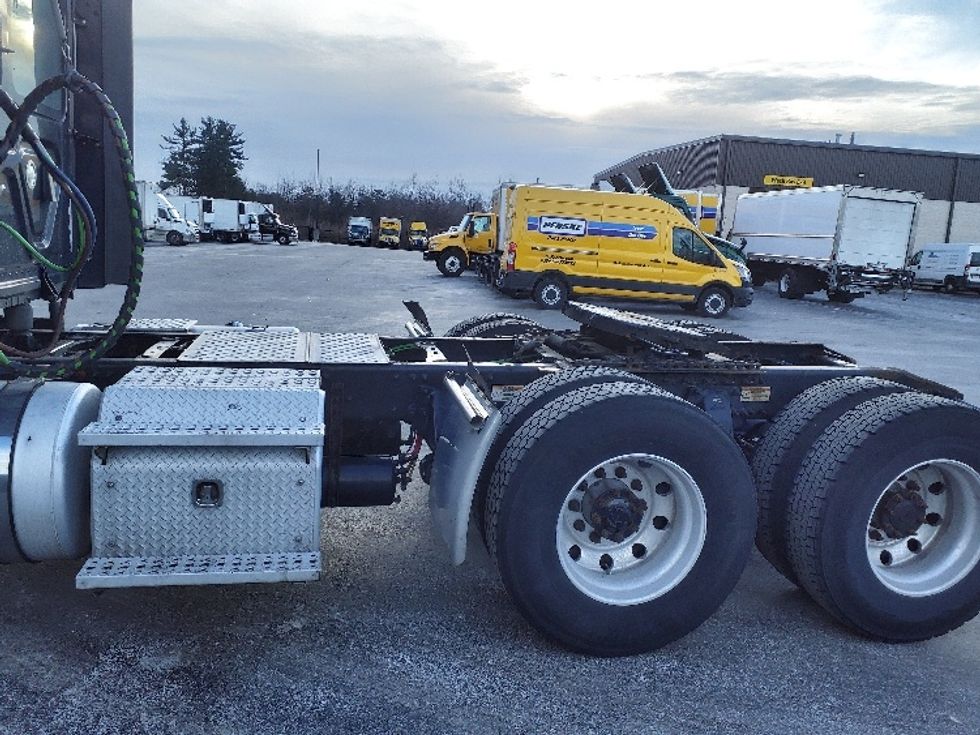 Day Cab Tractor-Heavy Duty Tractors-Freightliner-2019-Cascadia 12564ST-Norton-MA-418,974\n\t\tmiles-$ 40,500 - Image 18