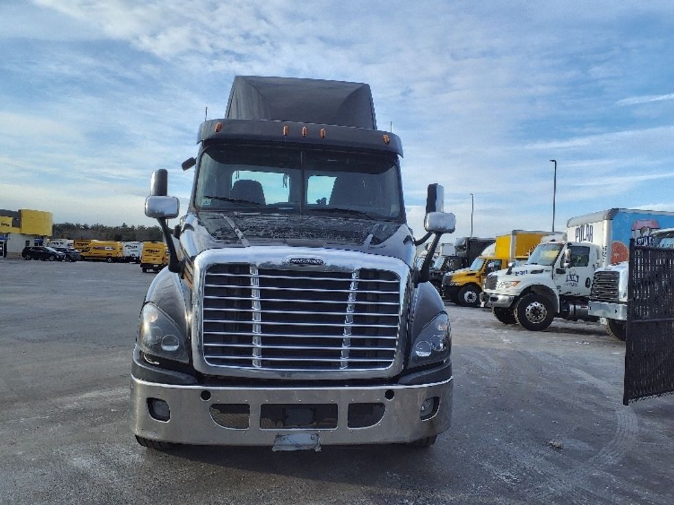 Day Cab Tractor-Heavy Duty Tractors-Freightliner-2019-Cascadia 12564ST-Norton-MA-418,974\n\t\tmiles-$ 40,500 - Image 2