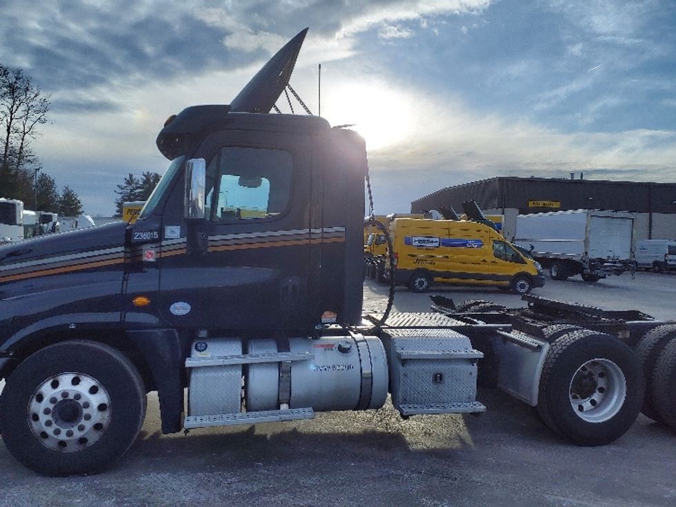 Day Cab Tractor-Heavy Duty Tractors-Freightliner-2019-Cascadia 12564ST-Norton-MA-418,974\n\t\tmiles-$ 40,500 - Image 4