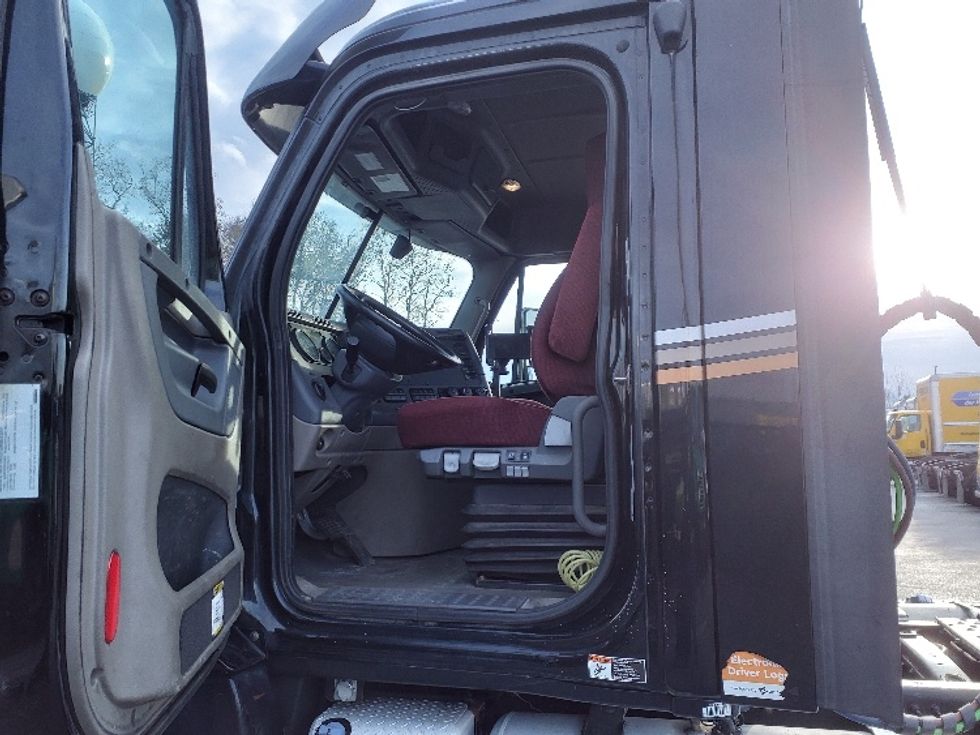 Day Cab Tractor-Heavy Duty Tractors-Freightliner-2019-Cascadia 12564ST-Norton-MA-418,974\n\t\tmiles-$ 40,500 - Image 9
