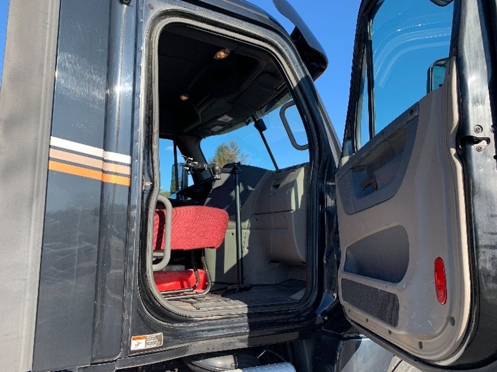 Day Cab Tractor-Heavy Duty Tractors-Freightliner-2019-Cascadia 12564ST-Norton-MA-453,524\n\t\tmiles-$ 41,500 - Image 12