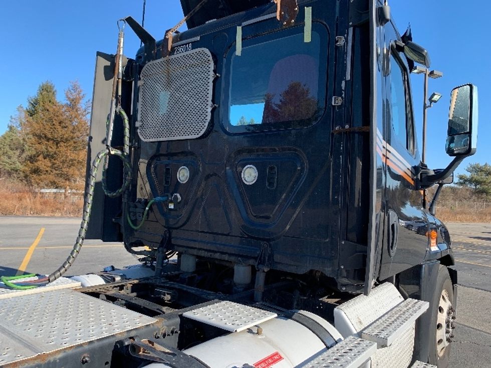 Day Cab Tractor-Heavy Duty Tractors-Freightliner-2019-Cascadia 12564ST-Norton-MA-453,524\n\t\tmiles-$ 41,500 - Image 19