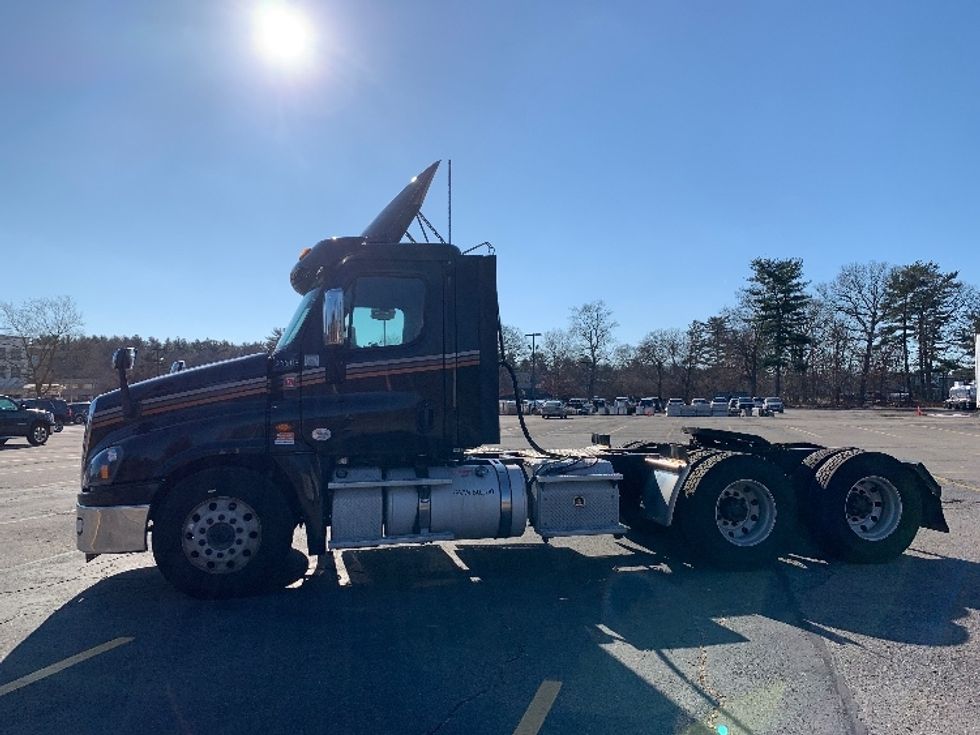 Day Cab Tractor-Heavy Duty Tractors-Freightliner-2019-Cascadia 12564ST-Norton-MA-453,524\n\t\tmiles-$ 41,500 - Image 4