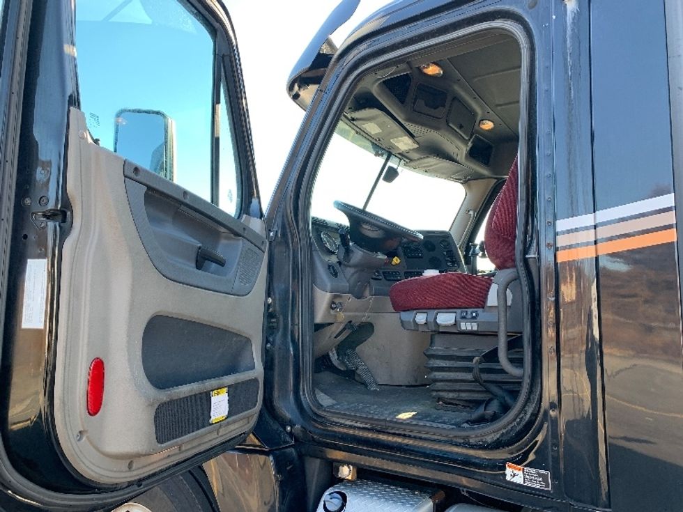 Day Cab Tractor-Heavy Duty Tractors-Freightliner-2019-Cascadia 12564ST-Norton-MA-453,524\n\t\tmiles-$ 41,500 - Image 9