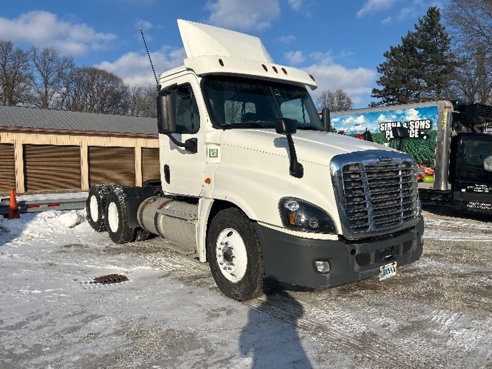 Day Cab Tractor-Heavy Duty Tractors-Freightliner-2019-Cascadia 12564ST-Norwalk-OH-543,632\n\t\tmiles-$ 30,500 - Image 1