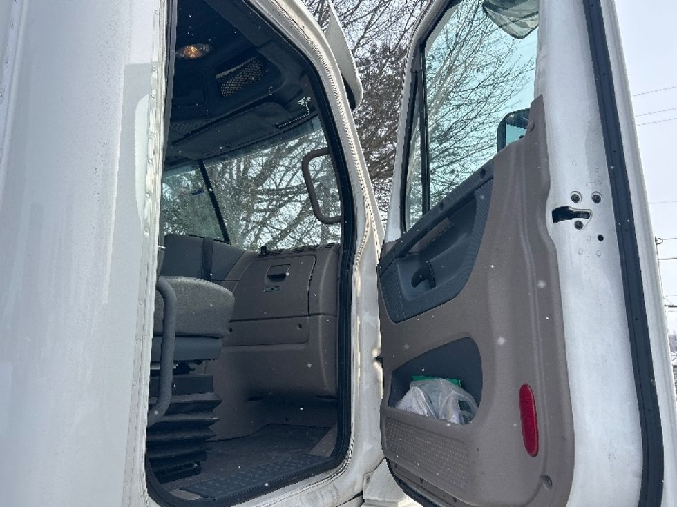 Day Cab Tractor-Heavy Duty Tractors-Freightliner-2019-Cascadia 12564ST-Norwalk-OH-543,632\n\t\tmiles-$ 30,500 - Image 12