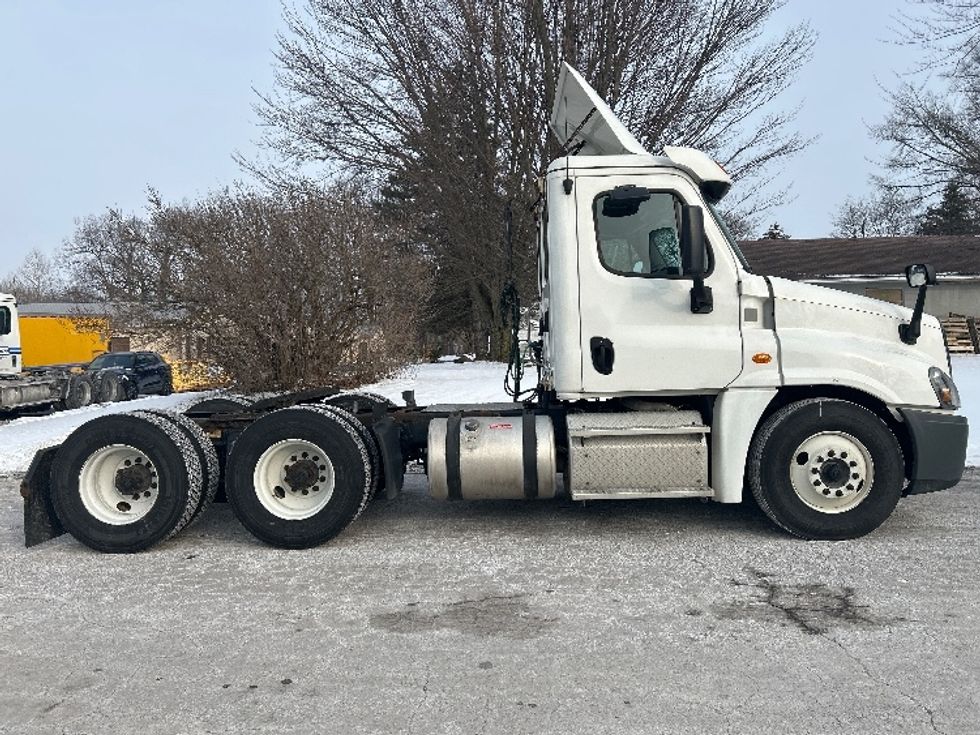 Day Cab Tractor-Heavy Duty Tractors-Freightliner-2019-Cascadia 12564ST-Norwalk-OH-556,993\n\t\tmiles-$ 29,000 - Image 8