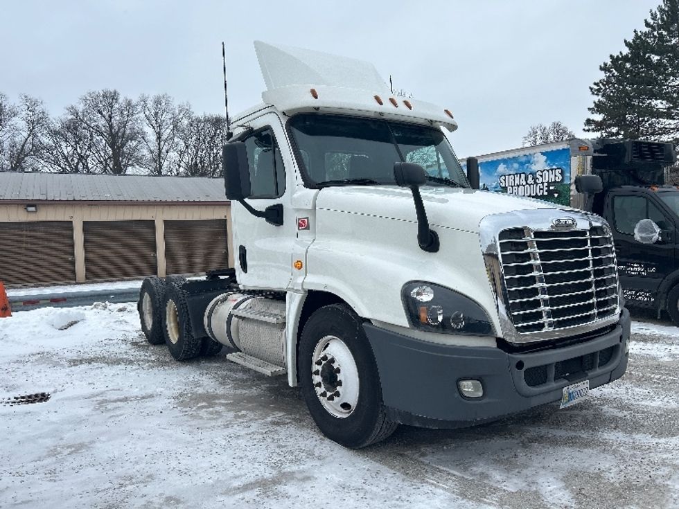 Day Cab Tractor-Heavy Duty Tractors-Freightliner-2019-Cascadia 12564ST-Norwalk-OH-598,714\n\t\tmiles-$ 28,250 - Image 1