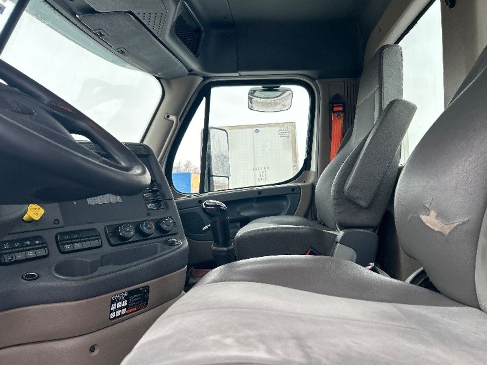Day Cab Tractor-Heavy Duty Tractors-Freightliner-2019-Cascadia 12564ST-Norwalk-OH-598,714\n\t\tmiles-$ 28,250 - Image 10