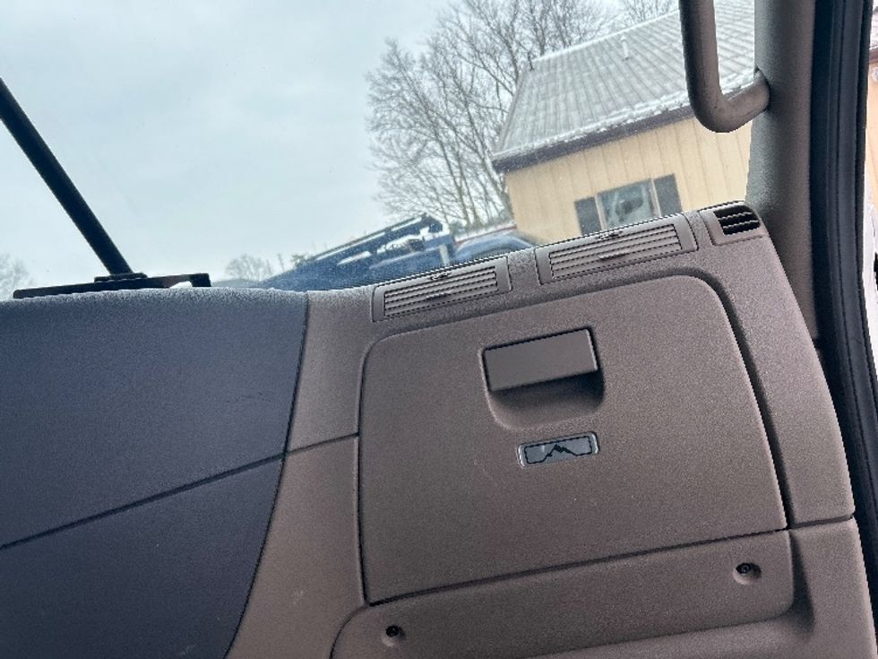 Day Cab Tractor-Heavy Duty Tractors-Freightliner-2019-Cascadia 12564ST-Norwalk-OH-598,714\n\t\tmiles-$ 28,250 - Image 13