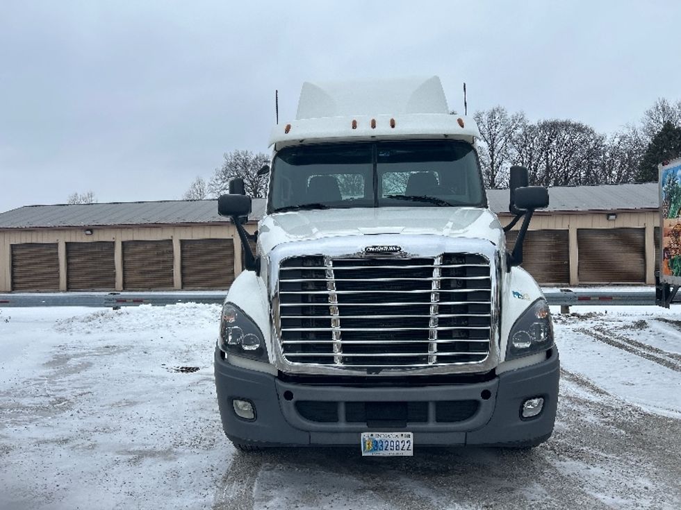Day Cab Tractor-Heavy Duty Tractors-Freightliner-2019-Cascadia 12564ST-Norwalk-OH-598,714\n\t\tmiles-$ 28,250 - Image 2