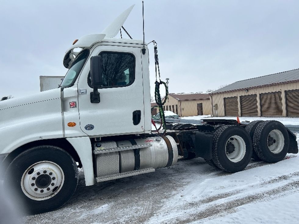Day Cab Tractor-Heavy Duty Tractors-Freightliner-2019-Cascadia 12564ST-Norwalk-OH-598,714\n\t\tmiles-$ 28,250 - Image 4