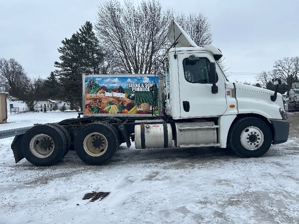 Day Cab Tractor-Heavy Duty Tractors-Freightliner-2019-Cascadia 12564ST-Norwalk-OH-598,714\n\t\tmiles-$ 28,250 - Image 8