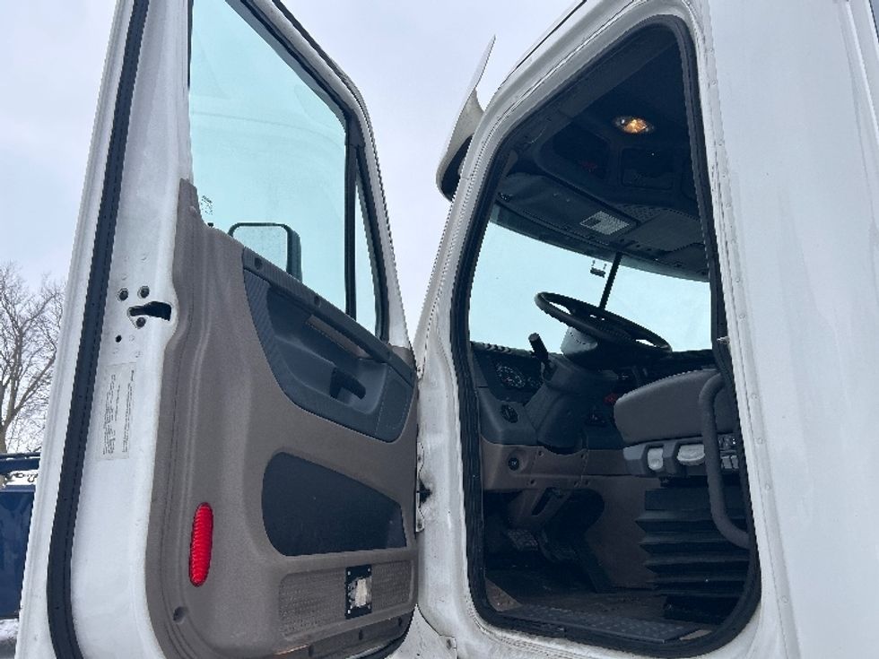 Day Cab Tractor-Heavy Duty Tractors-Freightliner-2019-Cascadia 12564ST-Norwalk-OH-598,714\n\t\tmiles-$ 28,250 - Image 9