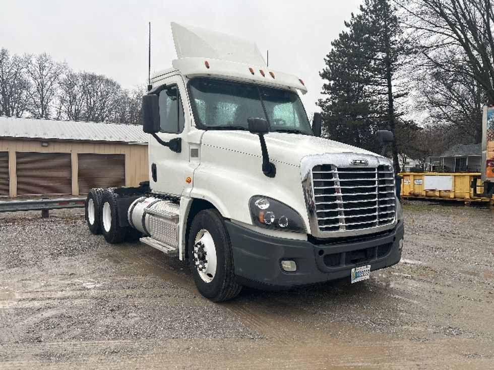 Day Cab Tractor-Heavy Duty Tractors-Freightliner-2019-Cascadia 12564ST-Norwalk-OH-609,112\n\t\tmiles-$ 28,250 - Image 1