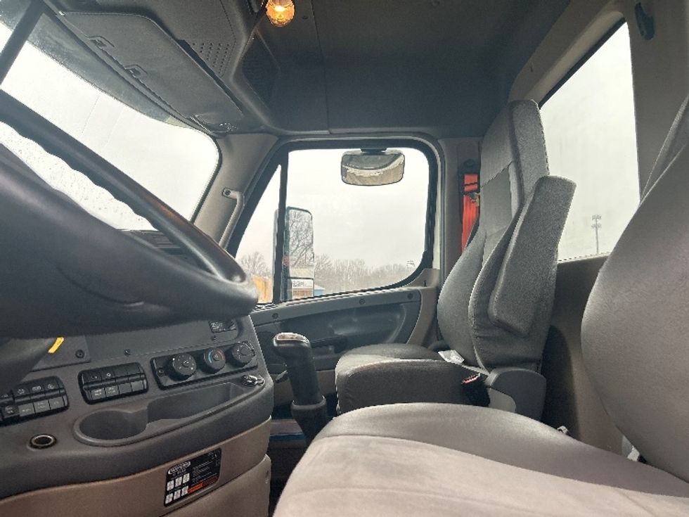 Day Cab Tractor-Heavy Duty Tractors-Freightliner-2019-Cascadia 12564ST-Norwalk-OH-609,112\n\t\tmiles-$ 28,250 - Image 10