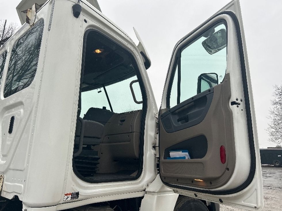 Day Cab Tractor-Heavy Duty Tractors-Freightliner-2019-Cascadia 12564ST-Norwalk-OH-609,112\n\t\tmiles-$ 28,250 - Image 12