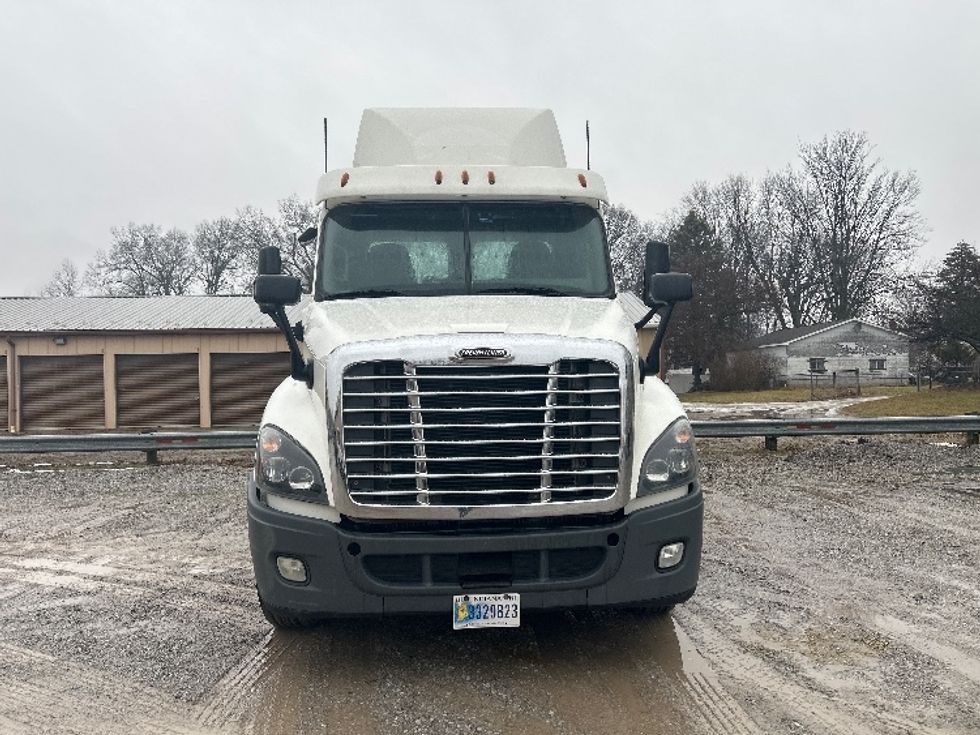 Day Cab Tractor-Heavy Duty Tractors-Freightliner-2019-Cascadia 12564ST-Norwalk-OH-609,112\n\t\tmiles-$ 28,250 - Image 2