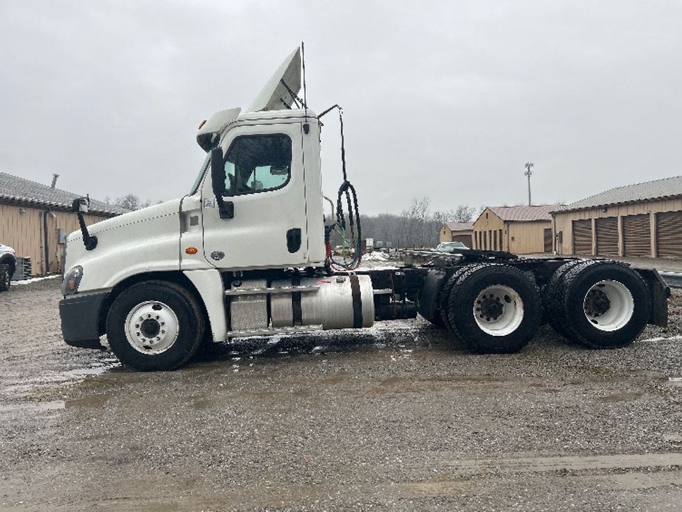 Day Cab Tractor-Heavy Duty Tractors-Freightliner-2019-Cascadia 12564ST-Norwalk-OH-609,112\n\t\tmiles-$ 28,250 - Image 4