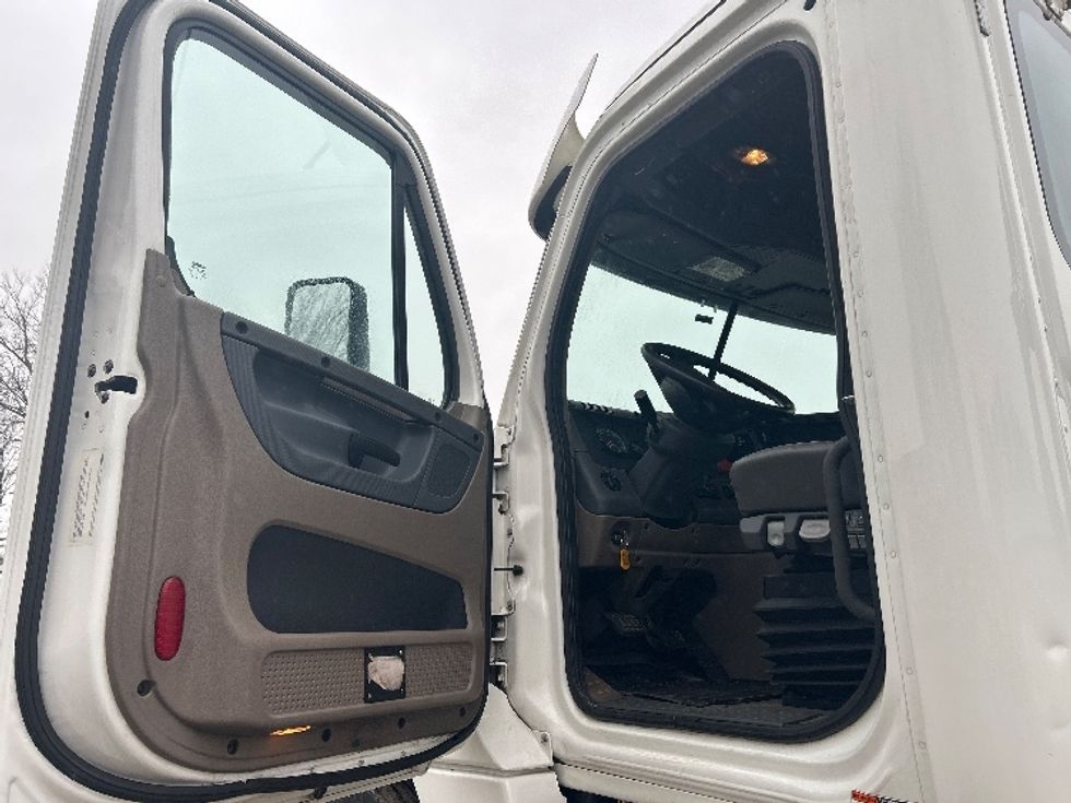 Day Cab Tractor-Heavy Duty Tractors-Freightliner-2019-Cascadia 12564ST-Norwalk-OH-609,112\n\t\tmiles-$ 28,250 - Image 9