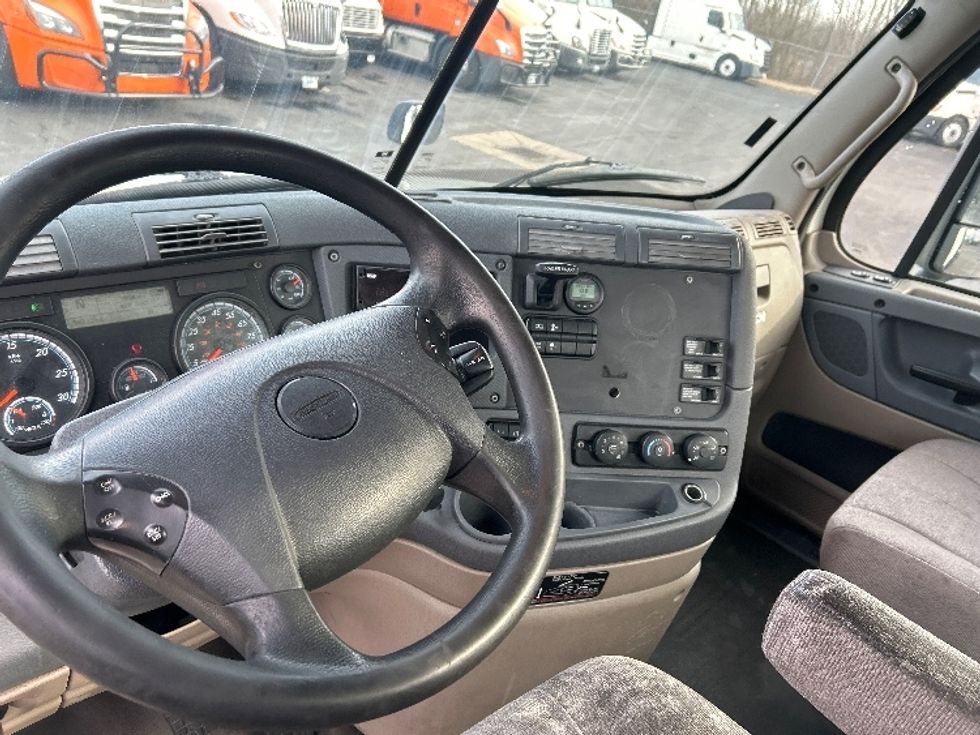 Day Cab Tractor-Heavy Duty Tractors-Freightliner-2019-Cascadia 12564ST-Obetz-OH-593,422\n\t\tmiles-$ 27,750 - Image 10