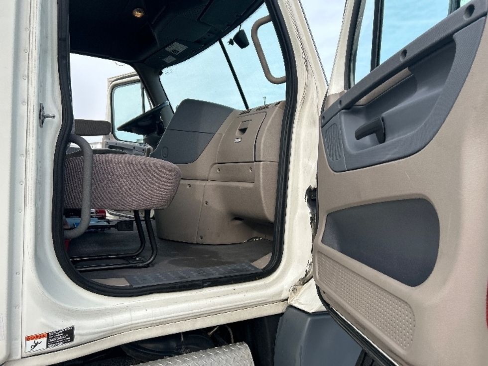 Day Cab Tractor-Heavy Duty Tractors-Freightliner-2019-Cascadia 12564ST-Obetz-OH-593,422\n\t\tmiles-$ 27,750 - Image 12