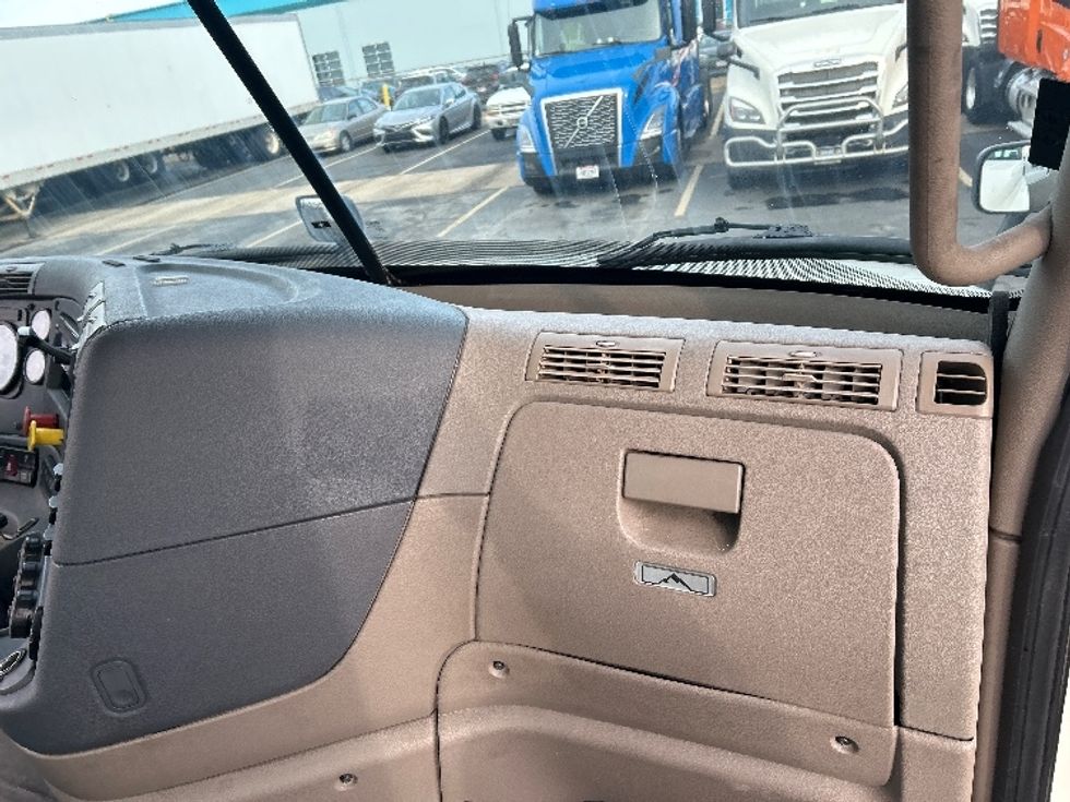 Day Cab Tractor-Heavy Duty Tractors-Freightliner-2019-Cascadia 12564ST-Obetz-OH-593,422\n\t\tmiles-$ 27,750 - Image 13