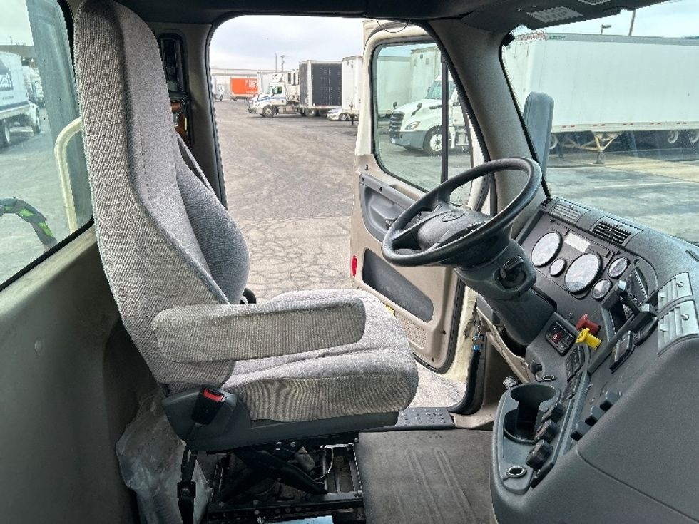 Day Cab Tractor-Heavy Duty Tractors-Freightliner-2019-Cascadia 12564ST-Obetz-OH-593,422\n\t\tmiles-$ 27,750 - Image 14