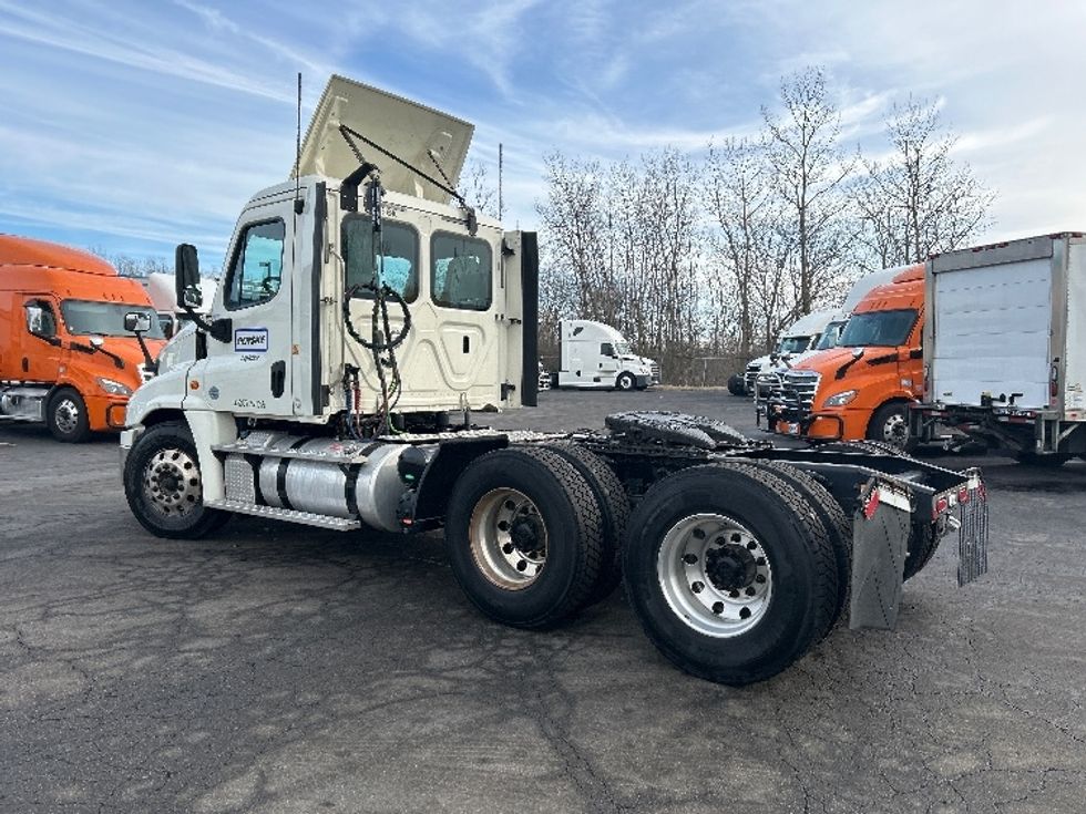 Day Cab Tractor-Heavy Duty Tractors-Freightliner-2019-Cascadia 12564ST-Obetz-OH-593,422\n\t\tmiles-$ 27,750 - Image 5