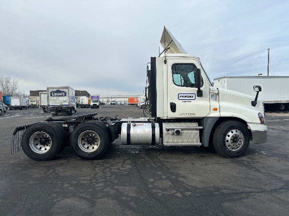 Day Cab Tractor-Heavy Duty Tractors-Freightliner-2019-Cascadia 12564ST-Obetz-OH-593,422\n\t\tmiles-$ 27,750 - Image 8