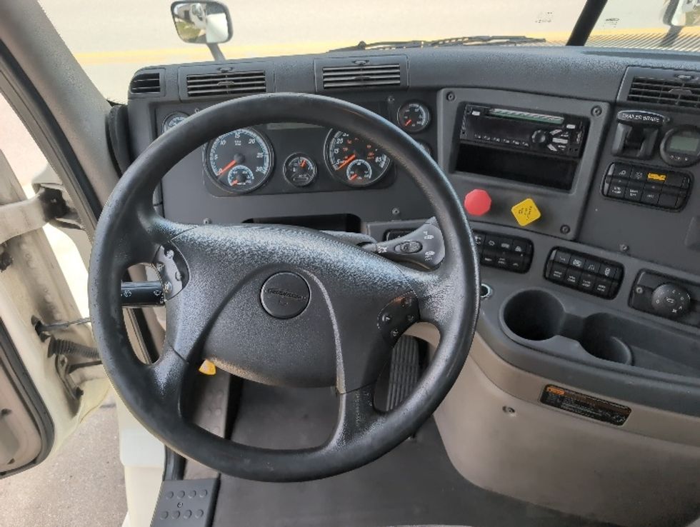 Day Cab Tractor-Heavy Duty Tractors-Freightliner-2019-Cascadia 12564ST-Ocala-FL-680,774\n\t\tmiles-$ 21,750 - Image 11