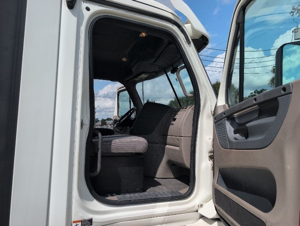 Day Cab Tractor-Heavy Duty Tractors-Freightliner-2019-Cascadia 12564ST-Ocala-FL-680,774\n\t\tmiles-$ 21,750 - Image 12