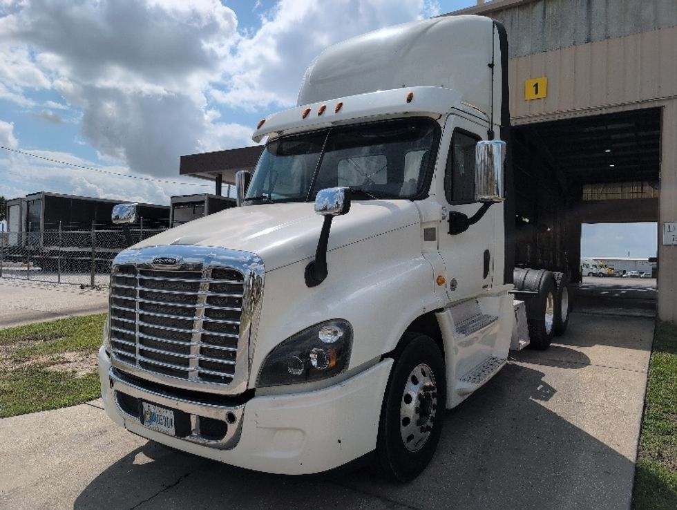 Day Cab Tractor-Heavy Duty Tractors-Freightliner-2019-Cascadia 12564ST-Ocala-FL-680,774\n\t\tmiles-$ 21,750 - Image 3