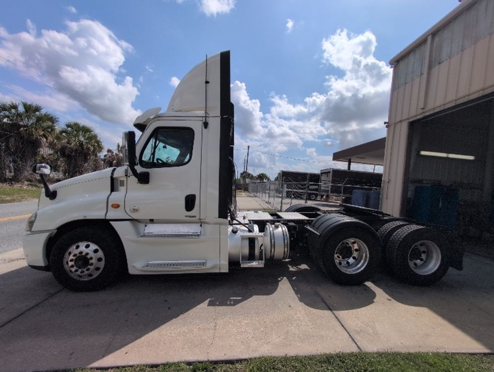 Day Cab Tractor-Heavy Duty Tractors-Freightliner-2019-Cascadia 12564ST-Ocala-FL-680,774\n\t\tmiles-$ 21,750 - Image 4