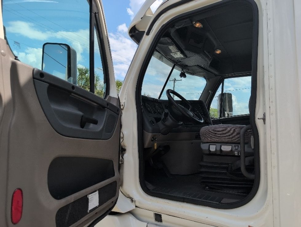 Day Cab Tractor-Heavy Duty Tractors-Freightliner-2019-Cascadia 12564ST-Ocala-FL-680,774\n\t\tmiles-$ 21,750 - Image 9