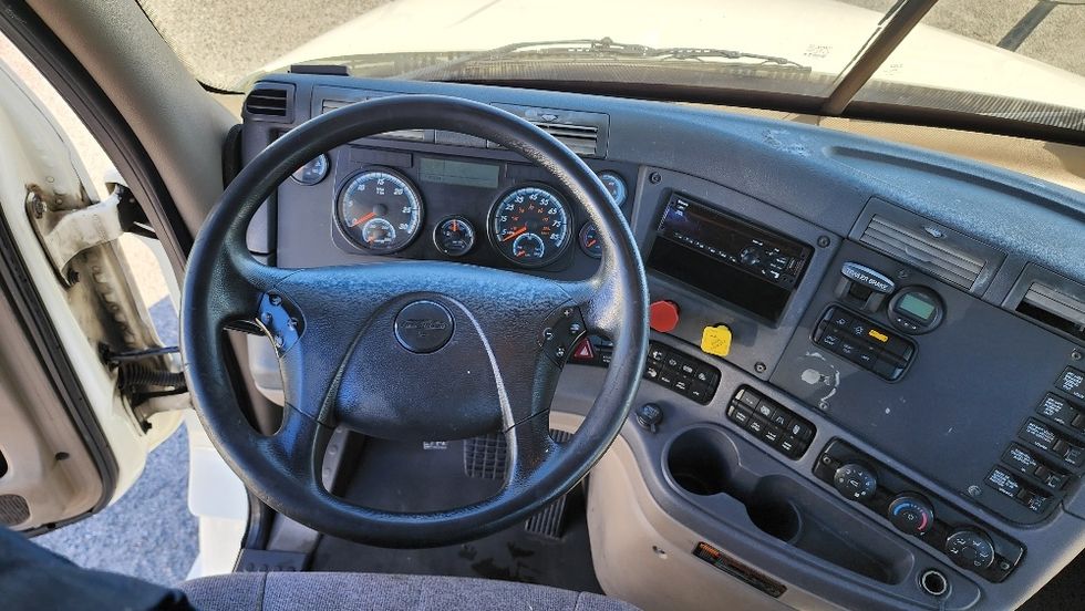 Day Cab Tractor-Heavy Duty Tractors-Freightliner-2019-Cascadia 12564ST-Ocala-FL-716,833\n\t\tmiles-$ 21,250 - Image 11