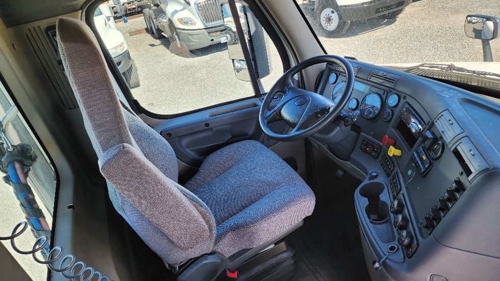 Day Cab Tractor-Heavy Duty Tractors-Freightliner-2019-Cascadia 12564ST-Ocala-FL-716,833\n\t\tmiles-$ 21,250 - Image 14