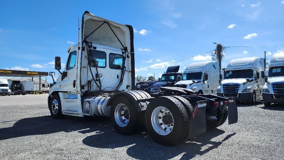 Day Cab Tractor-Heavy Duty Tractors-Freightliner-2019-Cascadia 12564ST-Ocala-FL-716,833\n\t\tmiles-$ 21,250 - Image 5