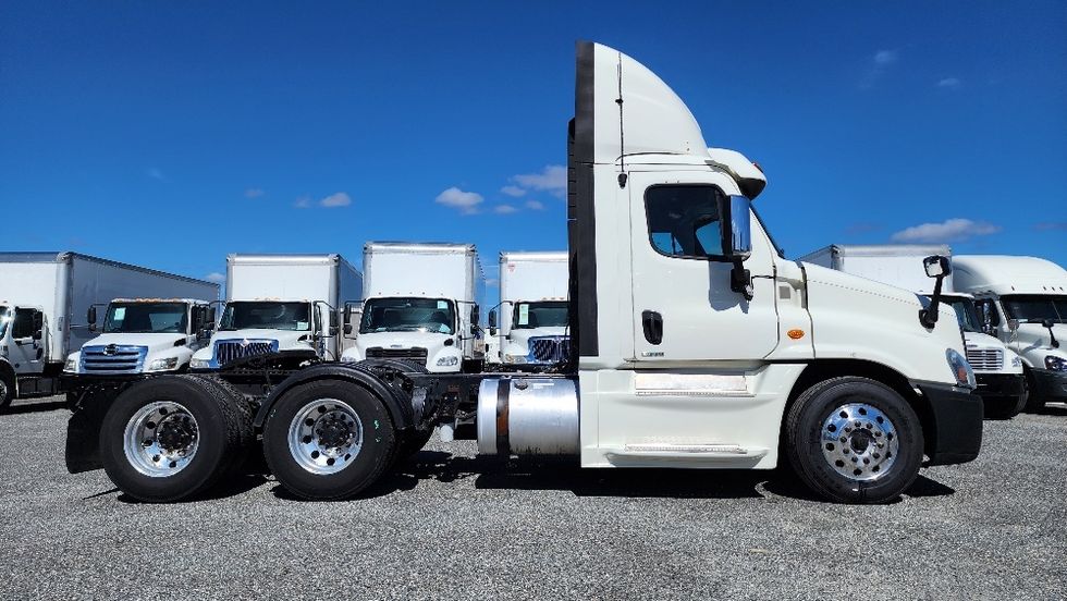 Day Cab Tractor-Heavy Duty Tractors-Freightliner-2019-Cascadia 12564ST-Ocala-FL-716,833\n\t\tmiles-$ 21,250 - Image 8