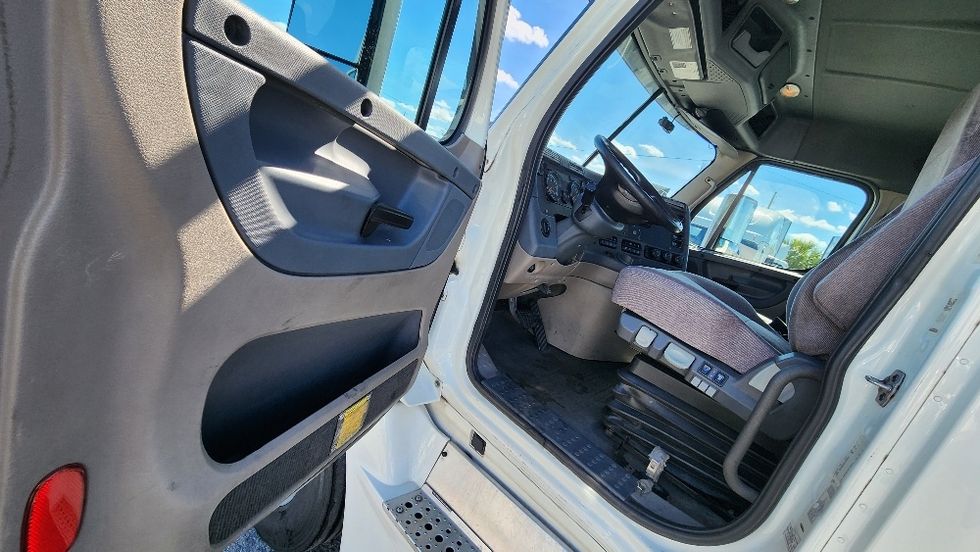 Day Cab Tractor-Heavy Duty Tractors-Freightliner-2019-Cascadia 12564ST-Ocala-FL-716,833\n\t\tmiles-$ 21,250 - Image 9