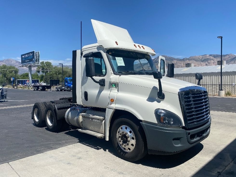 Day Cab Tractor-Heavy Duty Tractors-Freightliner-2019-Cascadia 12564ST-Ogden-UT-491,616\n\t\tmiles-$ 32,750 - Image 1