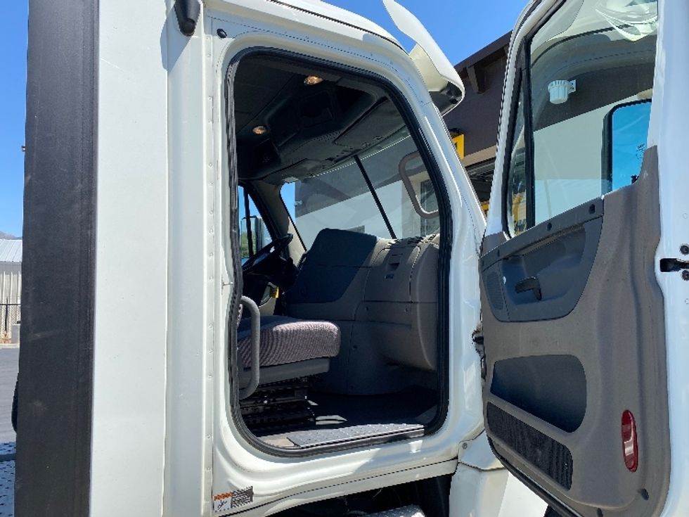 Day Cab Tractor-Heavy Duty Tractors-Freightliner-2019-Cascadia 12564ST-Ogden-UT-491,616\n\t\tmiles-$ 32,750 - Image 12