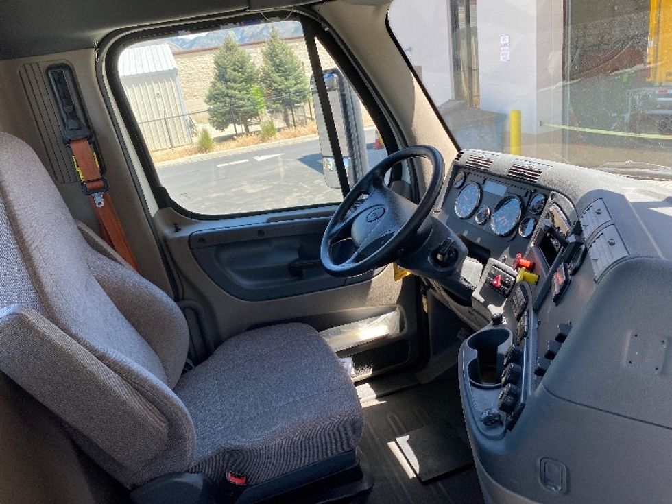 Day Cab Tractor-Heavy Duty Tractors-Freightliner-2019-Cascadia 12564ST-Ogden-UT-491,616\n\t\tmiles-$ 32,750 - Image 14
